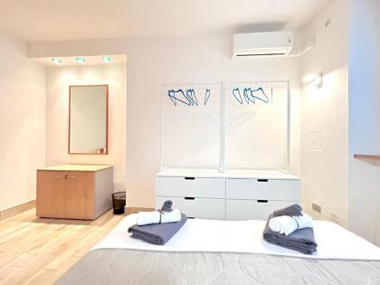 Holly Sweet Home - image 4