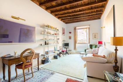 Reginella White Apartment