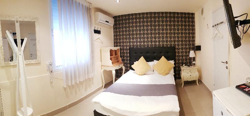Central Hotel - image 3