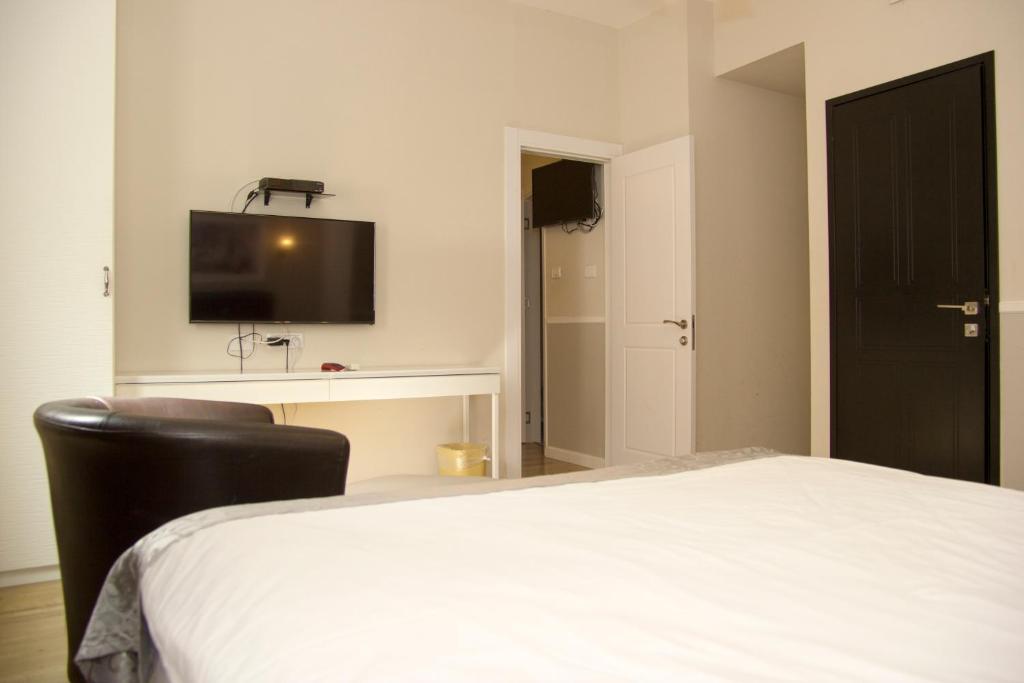 Lenis Hotel - image 2