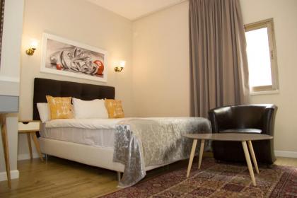 Lenis Hotel - image 4