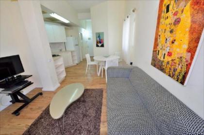 Quiet 2 BR Apt. near the beach - image 1