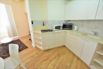 Quiet 2 BR Apt. near the beach - image 10