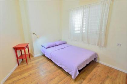 Quiet 2 BR Apt. near the beach - image 2