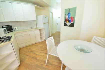 Quiet 2 BR Apt. near the beach - image 4