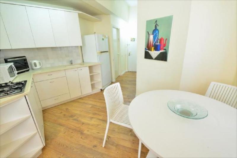 Quiet 2 BR Apt. near the beach - image 4