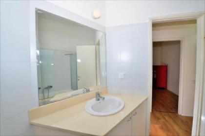 Quiet 2 BR Apt. near the beach - image 5