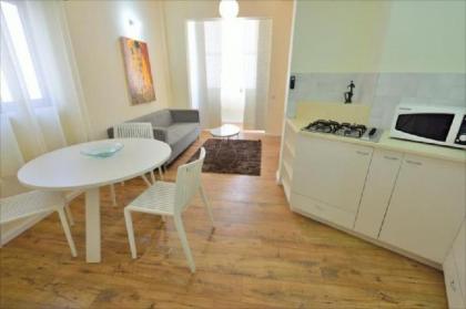 Quiet 2 BR Apt. near the beach - image 7