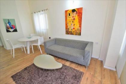 Quiet 2 BR Apt. near the beach - image 8