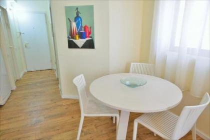 Quiet 2 BR Apt. near the beach - image 9