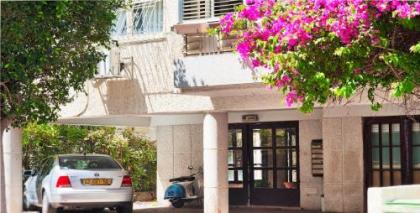 Cozy 1 BR Apt Only a 5 Minute Walk from the Beach by Sea N' Rent - image 1