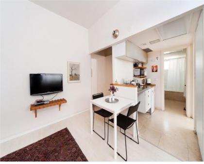 Cozy 1 BR Apt Only a 5 Minute Walk from the Beach by Sea N' Rent - image 3
