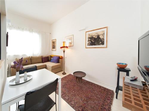 Cozy 1 BR Apt Only a 5 Minute Walk from the Beach by Sea N' Rent - image 5