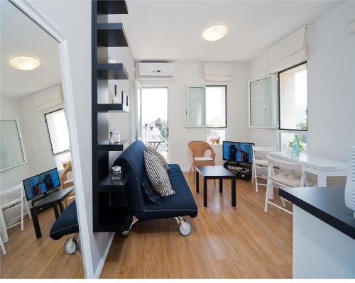 Modern Apt w/ Balcony Near The Beach by Sea N' Rent - image 2