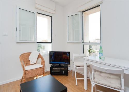 Modern Apt w/ Balcony Near The Beach by Sea N' Rent - image 3