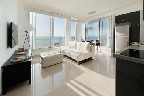 Stunning Apt w/ Balcony & Sea View by Sea N' Rent - image 3