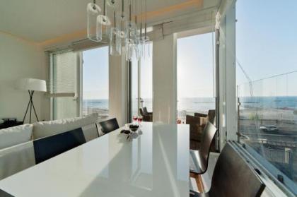 Stunning Apt w/ Balcony & Sea View by Sea N' Rent - image 5