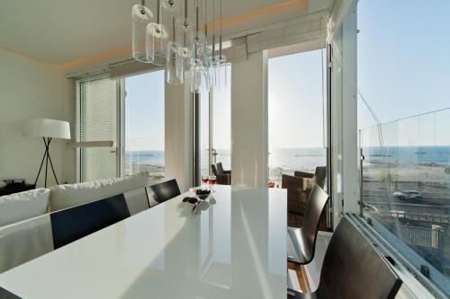 Stunning Apt w/ Balcony & Sea View by Sea N' Rent - image 5