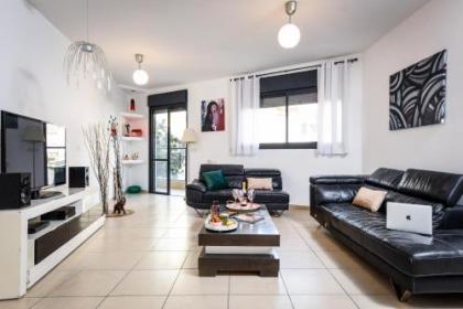 Stunning 2BR Apt w Balcony in City Center by Sea N' Rent - image 1