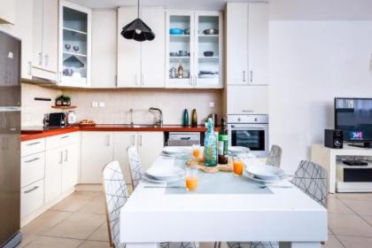 Stunning 2BR Apt w Balcony in City Center by Sea N' Rent - image 10