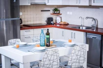 Stunning 2BR Apt w Balcony in City Center by Sea N' Rent - image 11