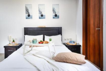 Stunning 2BR Apt w Balcony in City Center by Sea N' Rent - image 14