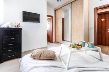 Stunning 2BR Apt w Balcony in City Center by Sea N' Rent - image 16