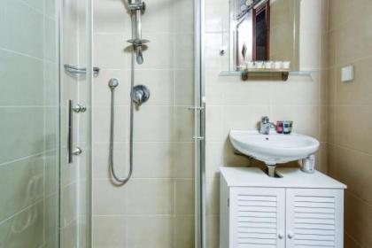 Stunning 2BR Apt w Balcony in City Center by Sea N' Rent - image 18