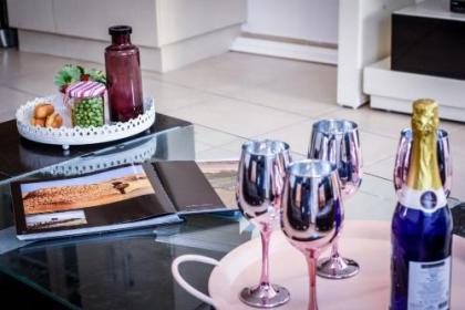 Stunning 2BR Apt w Balcony in City Center by Sea N' Rent - image 3