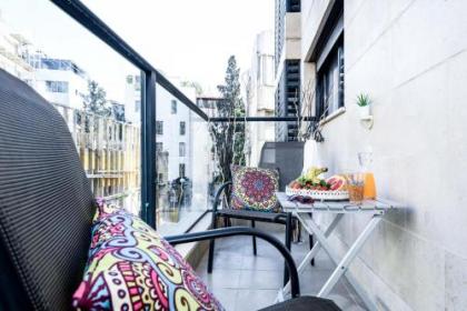 Stunning 2BR Apt w Balcony in City Center by Sea N' Rent - image 5