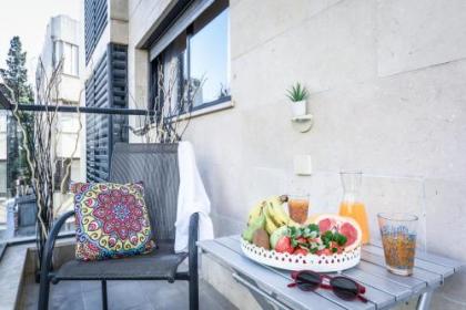 Stunning 2BR Apt w Balcony in City Center by Sea N' Rent - image 6