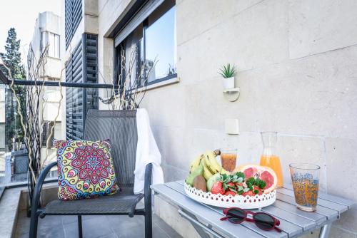 Stunning 2BR Apt w Balcony in City Center by Sea N' Rent - image 6