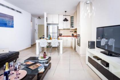 Stunning 2BR Apt w Balcony in City Center by Sea N' Rent - image 7
