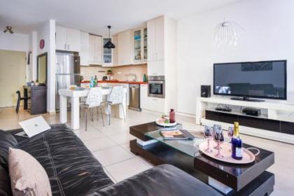 Stunning 2BR Apt w Balcony in City Center by Sea N' Rent - image 8