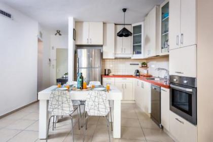 Stunning 2BR Apt w Balcony in City Center by Sea N' Rent - image 9