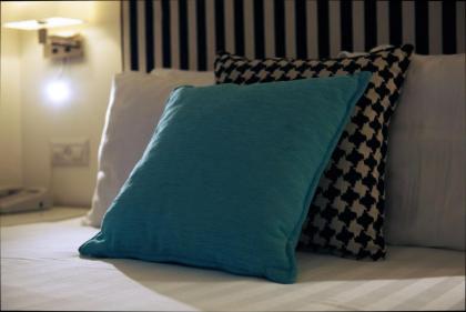 BEST WESTERN Regency Suites - image 11