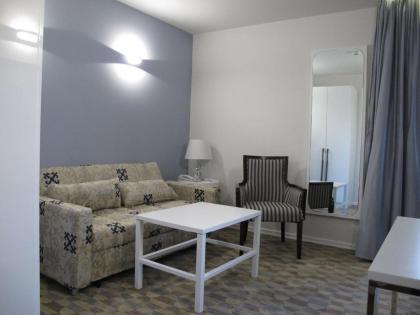 BEST WESTERN Regency Suites - image 12