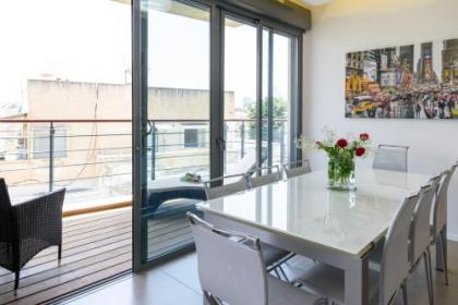 Comfort 3BR & Balcony in City Center by FeelHome - image 10