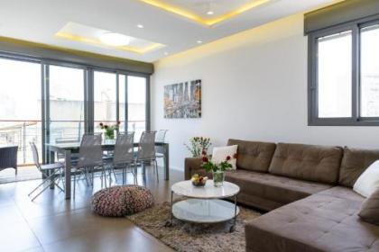 Comfort 3BR & Balcony in City Center by FeelHome - image 3