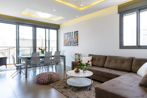 Comfort 3BR & Balcony in City Center by FeelHome - image 3