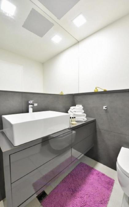 Renovated 2BR Apt. on Nordau Blvd - image 6