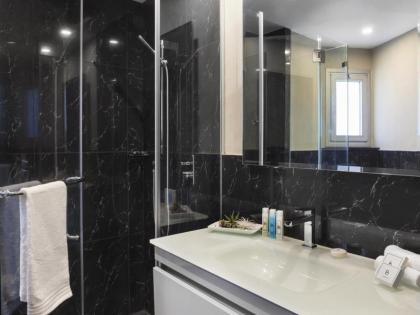 Port and Blue TLV Boutique Suites - image 11