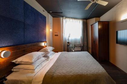 Port and Blue TLV Boutique Suites - image 13