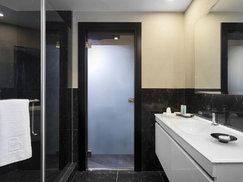 Port and Blue TLV Boutique Suites - image 6