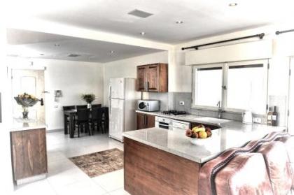 Gordon Beach Apartment - image 11