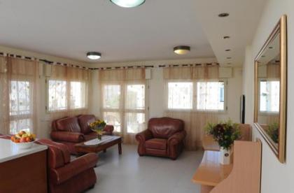 Gordon Beach Apartment - image 14