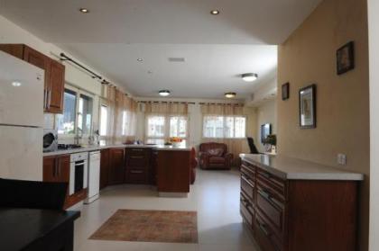Gordon Beach Apartment - image 8
