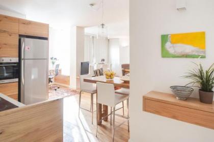 Stylish & Homey 3BD Apt in the Heart of Tel-Aviv by Sea N' Rent - image 1