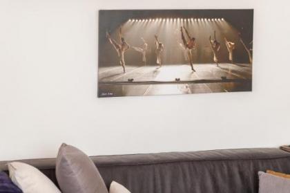 Stylish & Homey 3BD Apt in the Heart of Tel-Aviv by Sea N' Rent - image 3