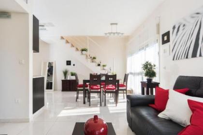 Luxury Duplex Apt w/ Balcony by Sea N' Rent - image 12